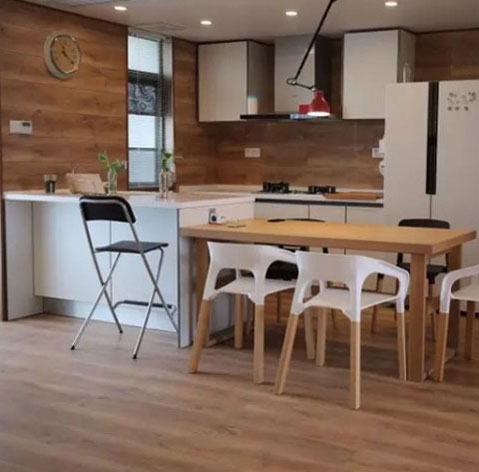 廚房地面只能用瓷磚?其實(shí)木地板一樣可以上陣! 廚房地面只能用瓷磚?其實(shí)木地板一樣可以上陣!