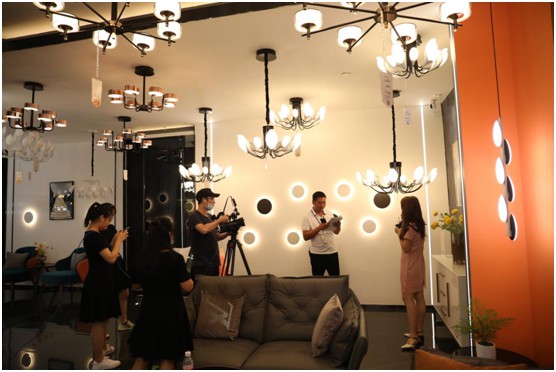 千佳元燈飾終端服務升級 新品云發布河南專場掀熱潮 千佳元燈飾終端服務升級 新品云發布河南專場掀熱潮