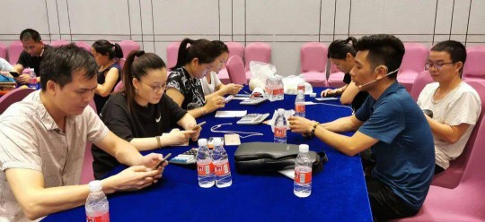 華藝廣場攜手六大原創燈飾品牌創始人嗨爆直播間! 華藝廣場攜手六大原創燈飾品牌創始人嗨爆直播間!