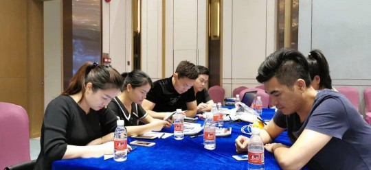 華藝廣場攜手六大原創燈飾品牌創始人嗨爆直播間! 華藝廣場攜手六大原創燈飾品牌創始人嗨爆直播間!