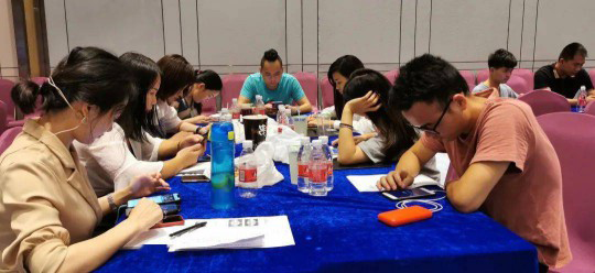 華藝廣場攜手六大原創燈飾品牌創始人嗨爆直播間! 華藝廣場攜手六大原創燈飾品牌創始人嗨爆直播間!