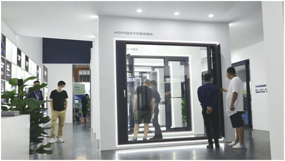 展會(huì)進(jìn)行時(shí)丨皇雅門窗系統(tǒng)南京移門展首日盛況，現(xiàn)場直擊!